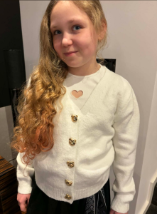 Sweter dziewczęcy z ozdobnymi guzikami biały