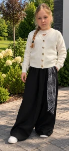 Sweter dziewczęcy z ozdobnymi guzikami biały
